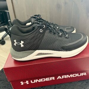 New Under Armour women’s HOVR block city volleyball size 9.5